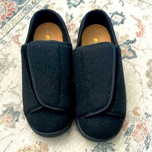 Size 7ED Easy open slippers for anyone with mobility issues